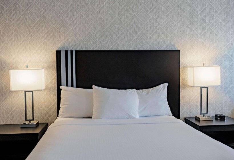 هتل Park Inn By Radisson Edmonton Airport