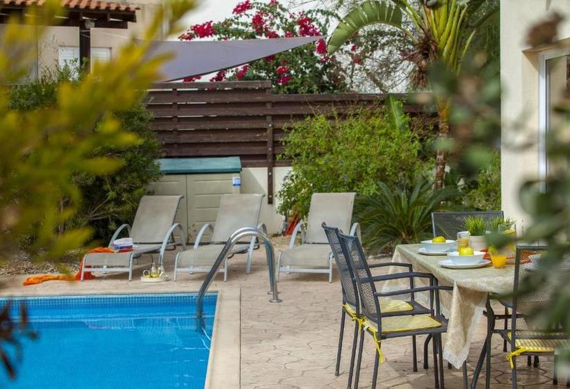 هتل 3 Br Villa Cliantha