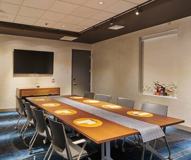 هتل Aloft Cleveland Airport