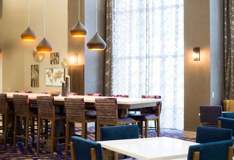 هتل Hampton Inn & Suites By Hilton Warrington Horsham