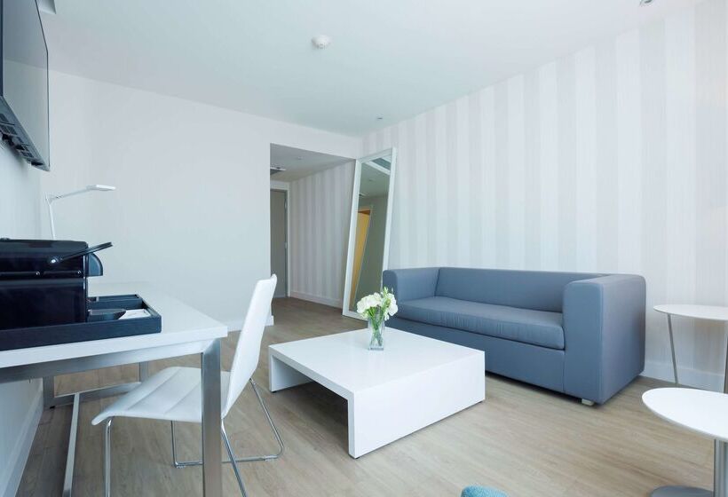 호텔 NH Monterrey La Fe