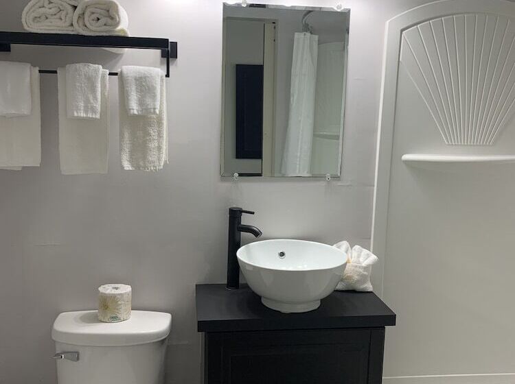 هتل Auberge Shores Inn &