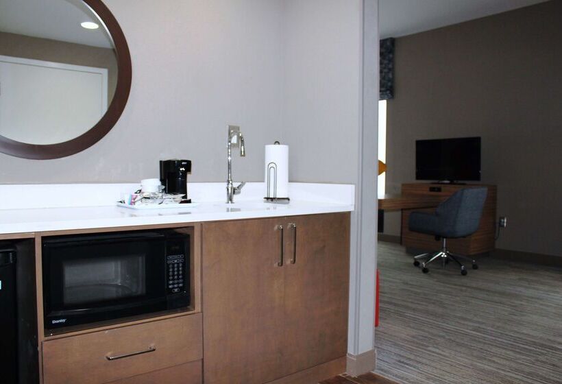 Отель Hampton Inn By Hilton Forsyth