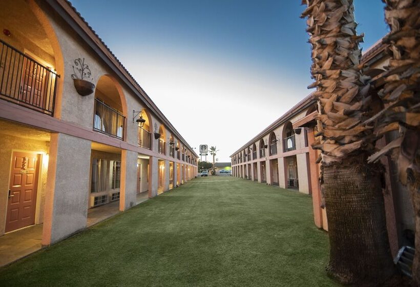 בית מלון כפרי National 9 Inn