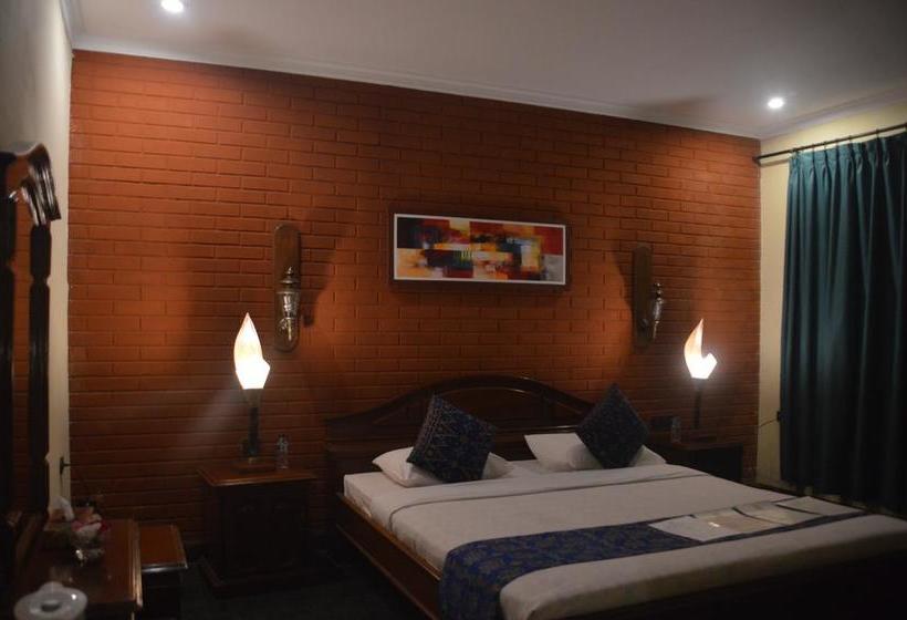 Отель Bagus Beach Resort Lovina