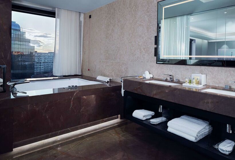 هتل Hilton Belgrade