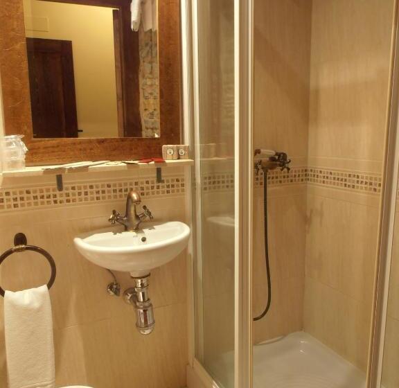 هتل Hostal Virgen De La Encina