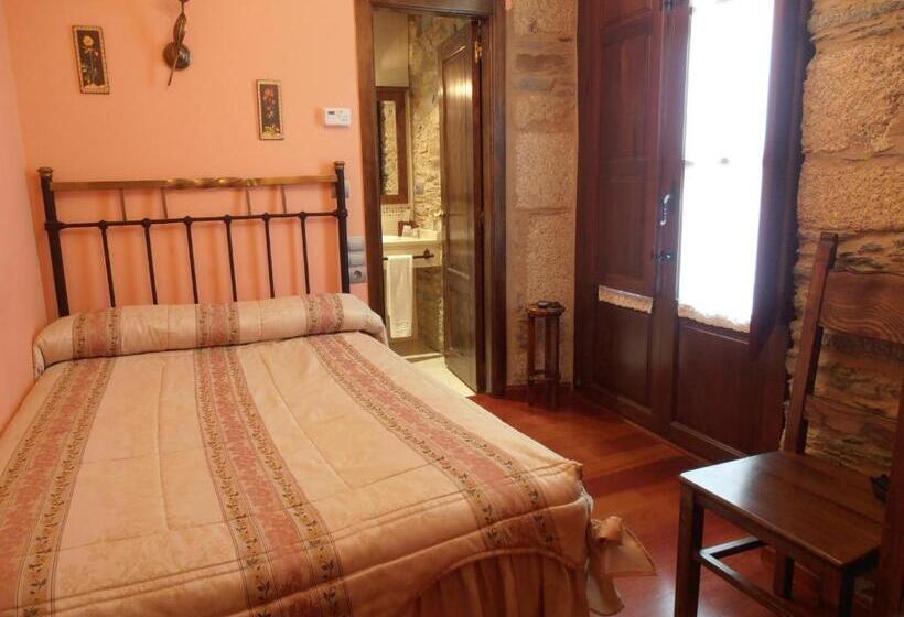 هتل Hostal Virgen De La Encina