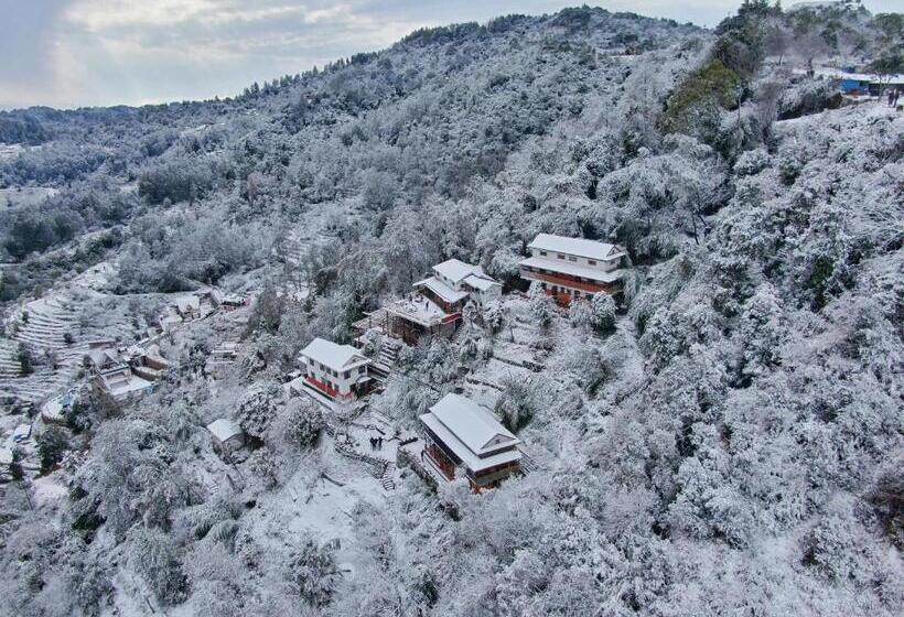 Everest Manla Resort