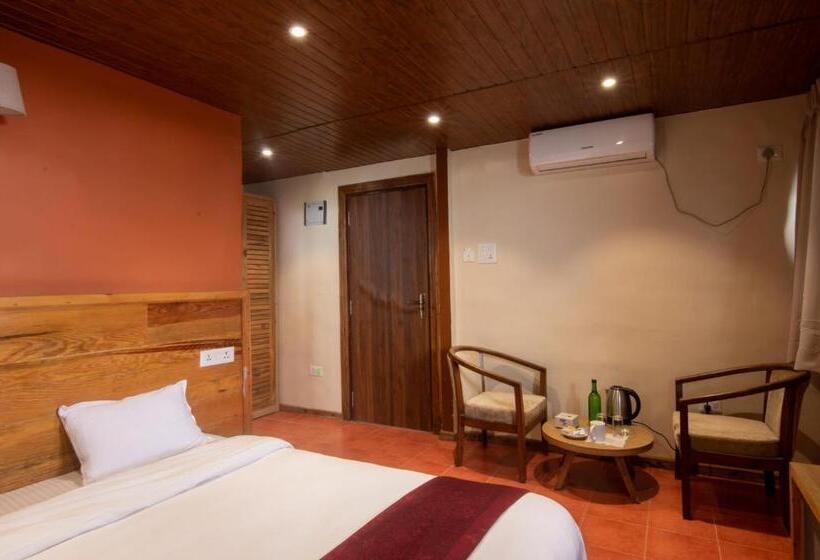 Everest Manla Resort