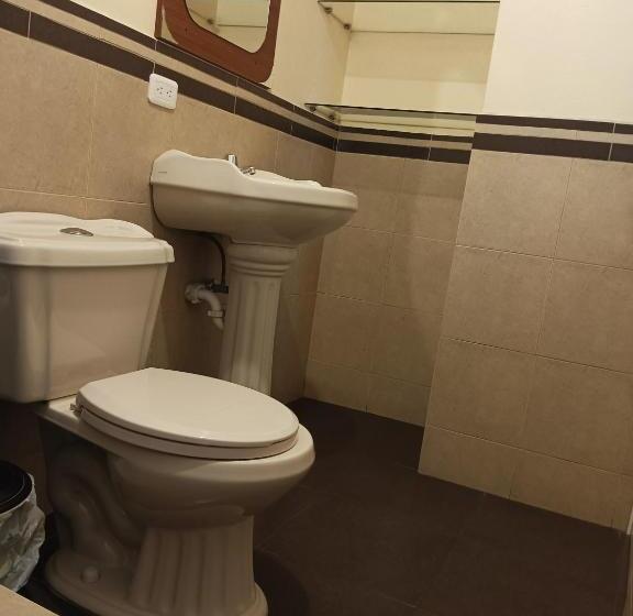 هتل Hostal Puertas Del Sol