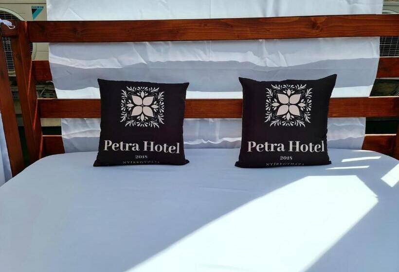 Отель Petra