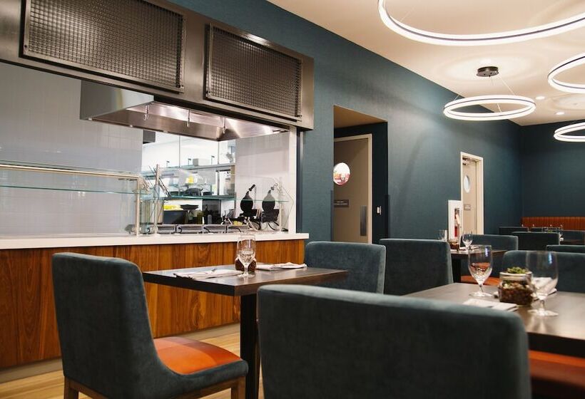 هتل Hilton Garden Inn Fredericton