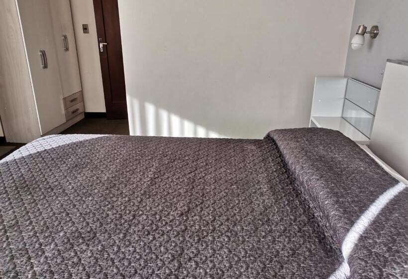 هتل Hostal Costa De Marfil Suites & Apartamentos