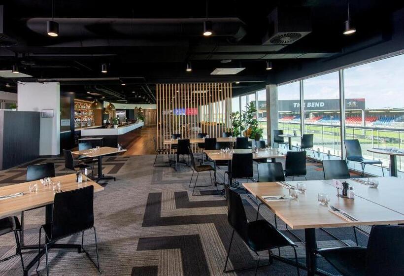 בית מלון כפרי Rydges Pit Lane