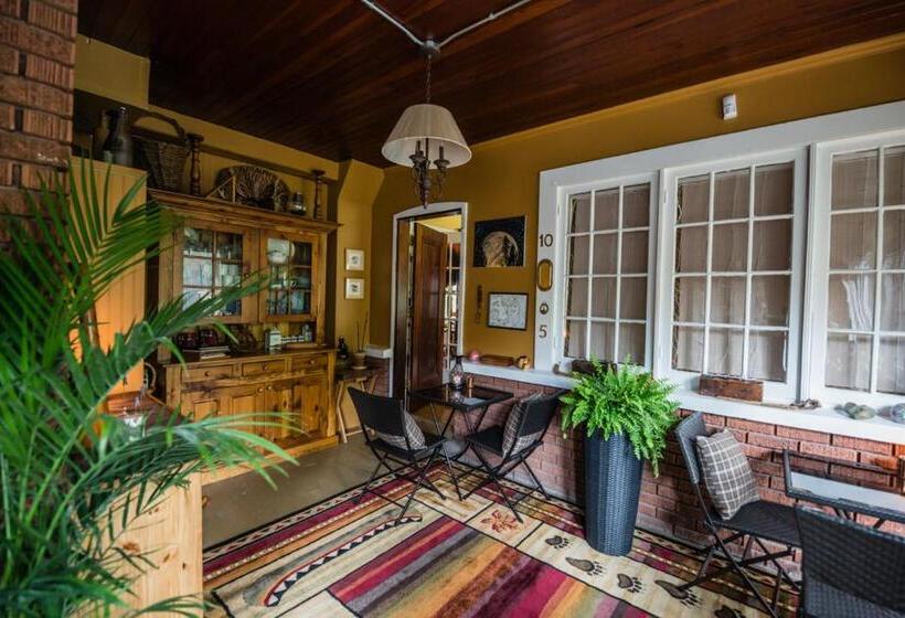 تختخواب و صبحانه Avonview Manor