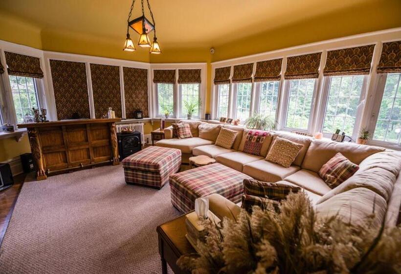 تختخواب و صبحانه Avonview Manor