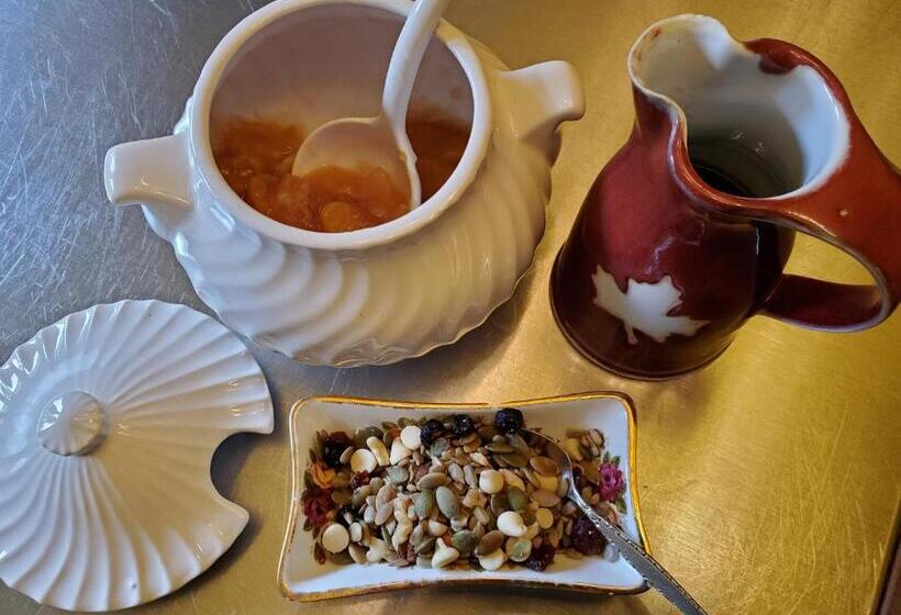 تختخواب و صبحانه Avonview Manor