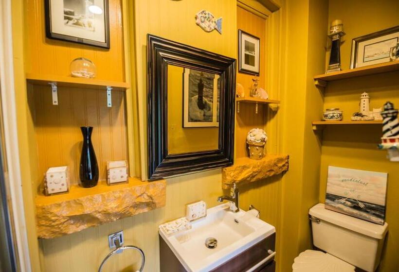 تختخواب و صبحانه Avonview Manor