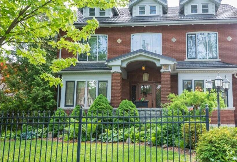 تختخواب و صبحانه Avonview Manor