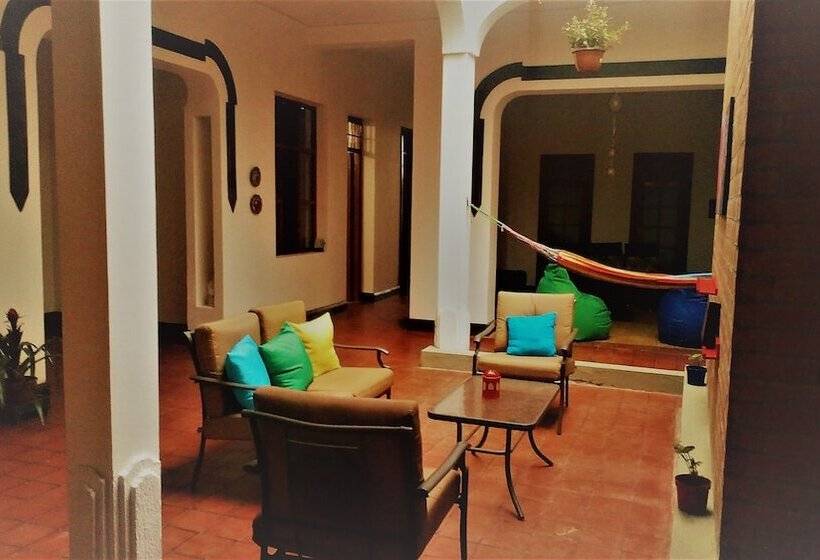 هتل Tikay Cafe Hostel