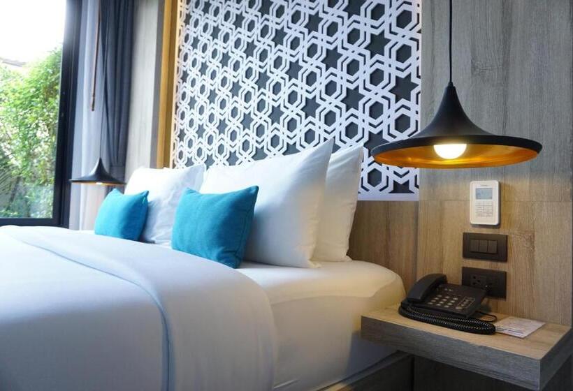 استراحتگاه The Lake Chalong Hotel Sha Plus