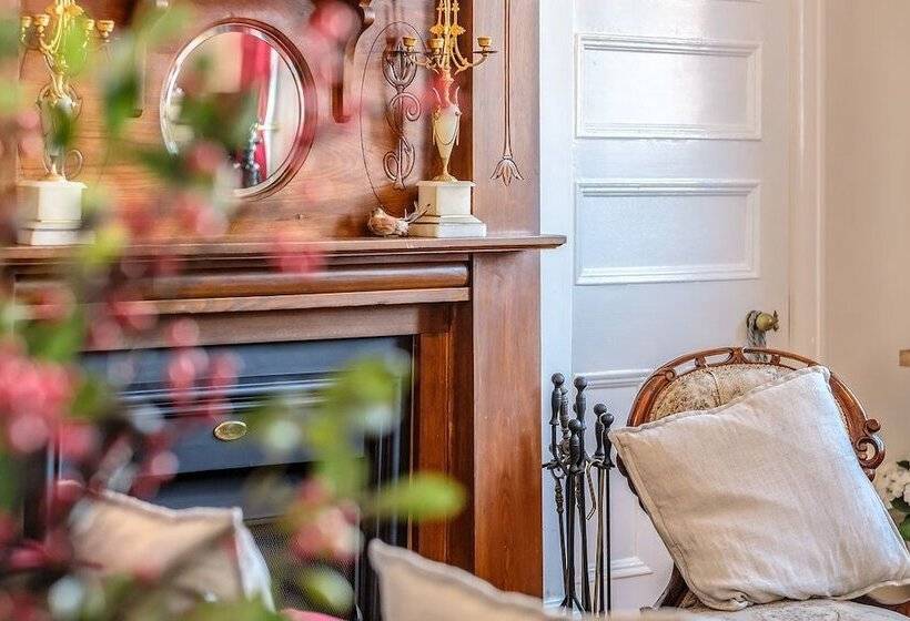 Cygnet Old Bank B & B Cafe & Gift Store