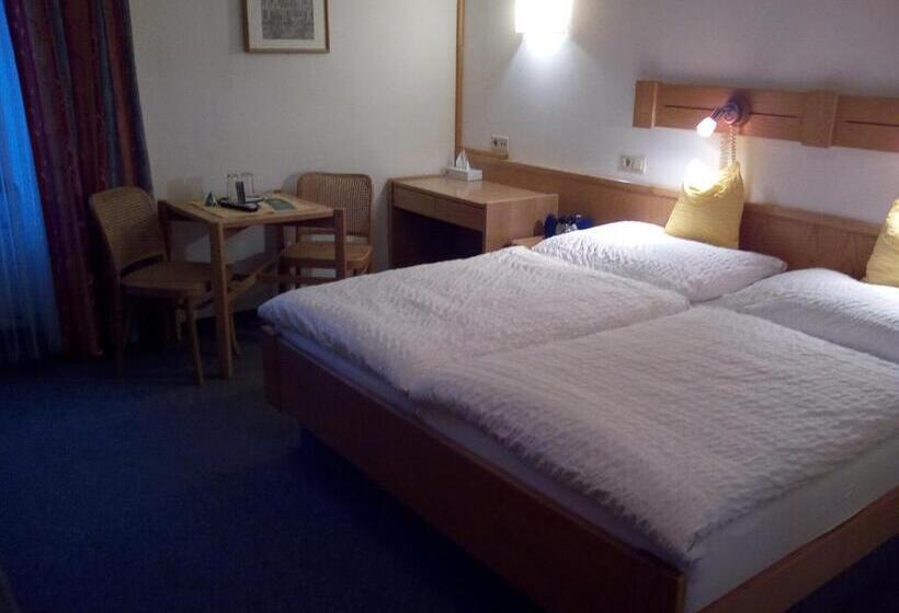 בית מלון כפרי Zum Goldenen Hirschen