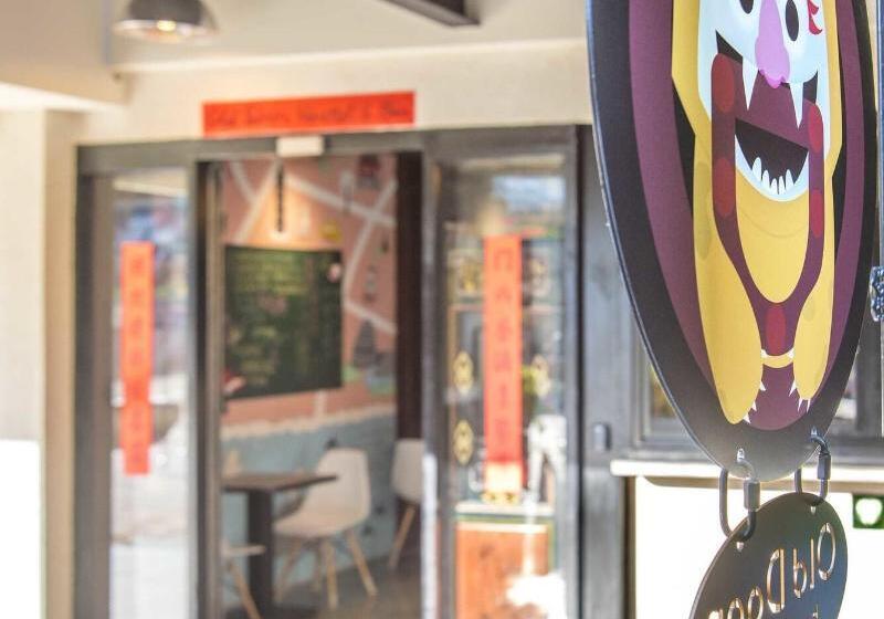 Old Door Hostel & Bar