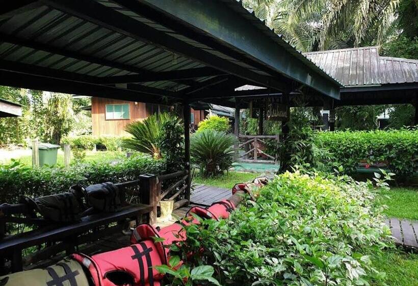 Sukau Backpackers B&b