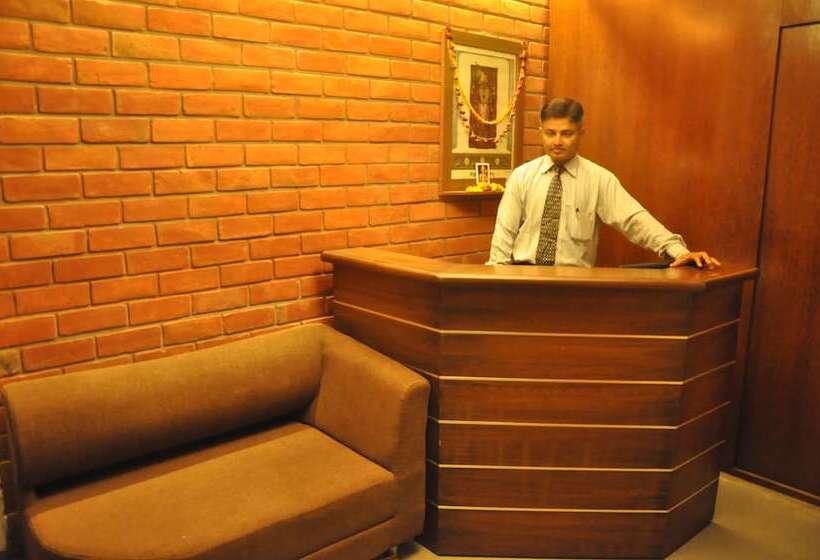 בית מלון כפרי Fabexpress Kalyan   Nr Dairy Dan Circle