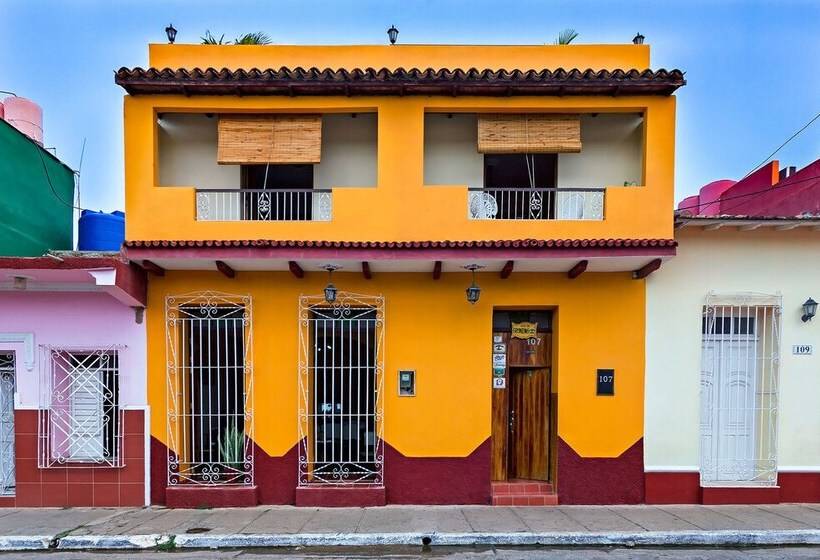 هتل Hostal Groning