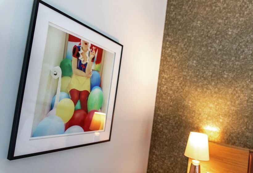 בית מלון כפרי Lincoln Plaza London, Curio Collection By Hilton