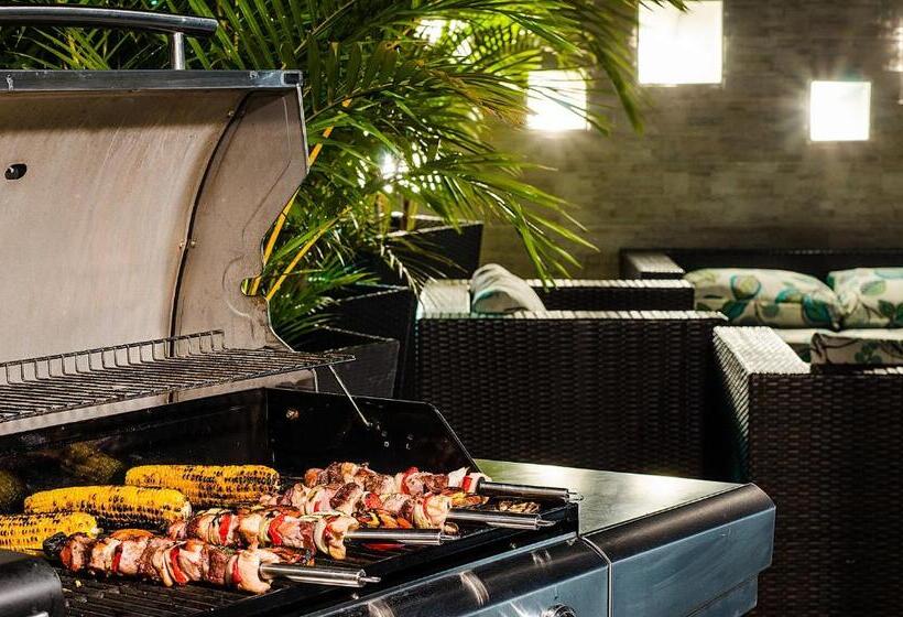 هتل Laureles Plaza