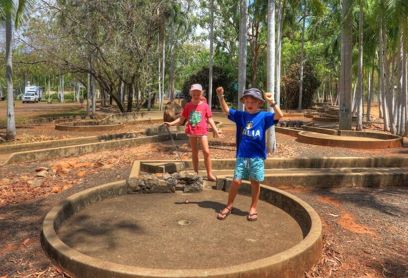 هتل Batchelor Holiday Park