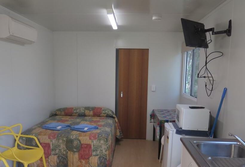 هتل Batchelor Holiday Park