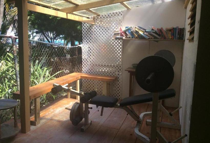 בית מלון כפרי The Beach Club Resort At Caye Caulker