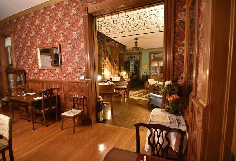 هتل 1890 Williams House Inn
