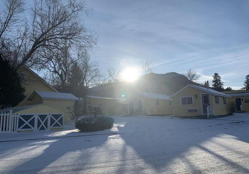 فندق Lamplighter Cabins & Suites