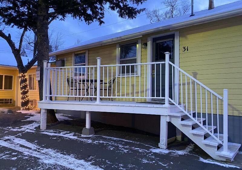 فندق Lamplighter Cabins & Suites