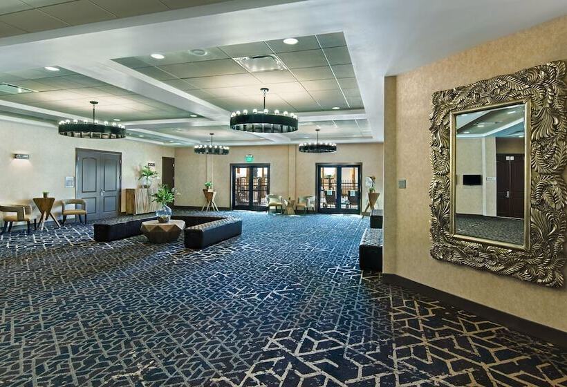 Отель Oxford Suites Sonoma Rohnert Park