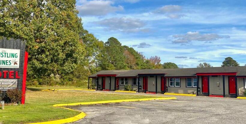בית מלון כפרי Whistling Pines   Daily & Extended Stay, Elizabeth City