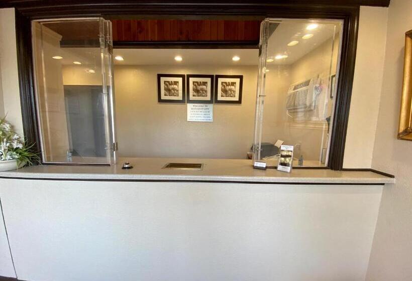 בית מלון כפרי Whistling Pines   Daily & Extended Stay, Elizabeth City