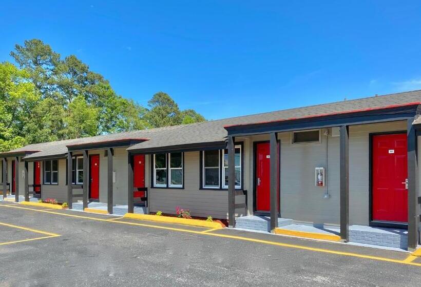 בית מלון כפרי Whistling Pines   Daily & Extended Stay, Elizabeth City