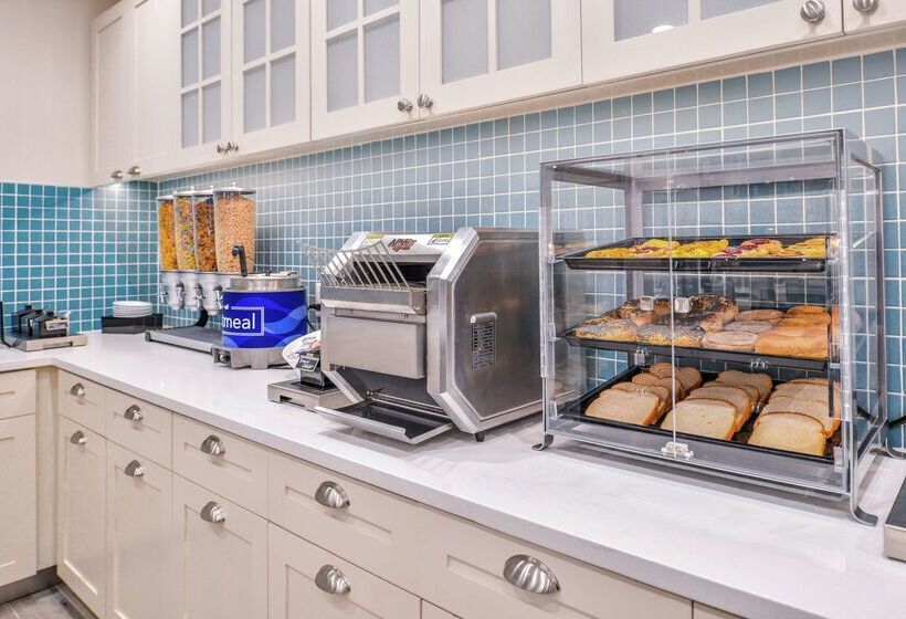 هتل Homewood Suites By Hilton Des Moines Airport