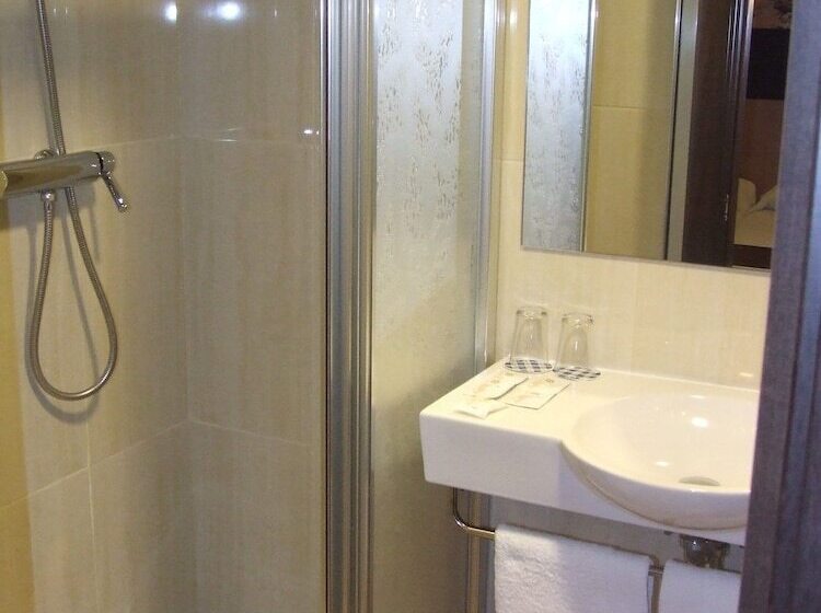هتل Hostal Rocamar