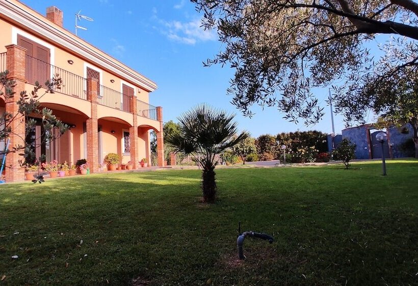 هتل Villa Feluchia Tra Il Mare E Il Vulcano