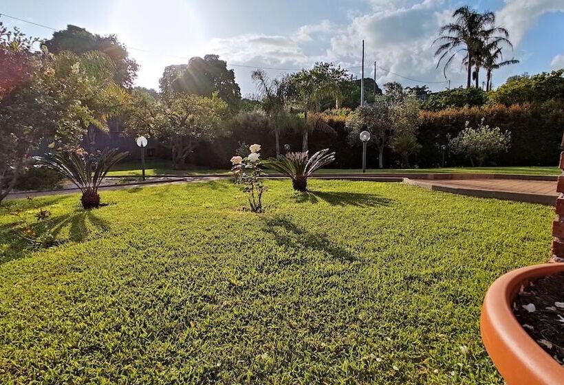 هتل Villa Feluchia Tra Il Mare E Il Vulcano