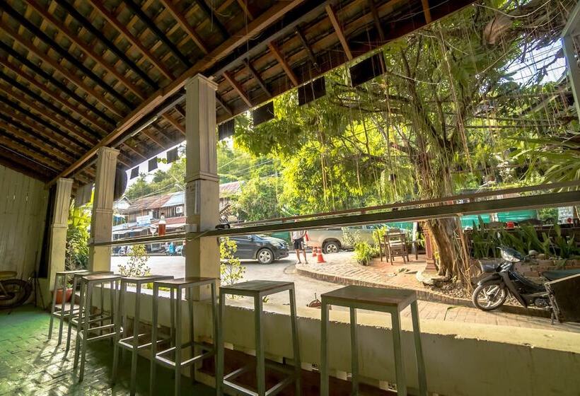 هتل Y Not Laos Hostel