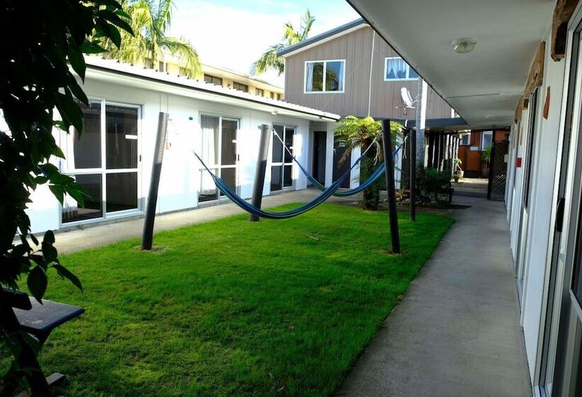 בית מלון כפרי Beachcomber Lodge & Backpacker